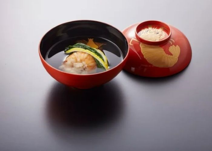 A dish served in a red lacquer bowl at Kashiwaya Kitashinchi.